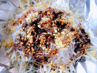锡纸金针菇,调好的调料汁均匀淋在粉丝金针菇上面
