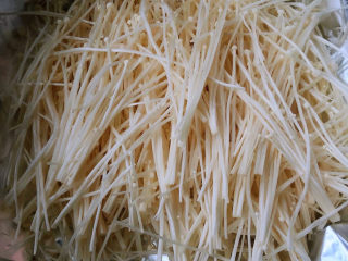 锡纸金针菇,锡纸平铺在平底锅上面金针菇沥干水份摘成小棵摆放在锡纸上面