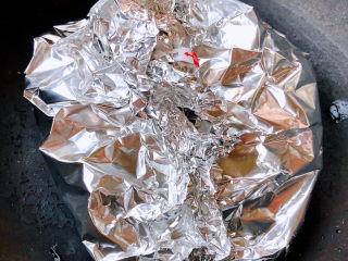 锡纸金针菇,锡纸紧紧的包裹好盖上锅盖加热十分钟