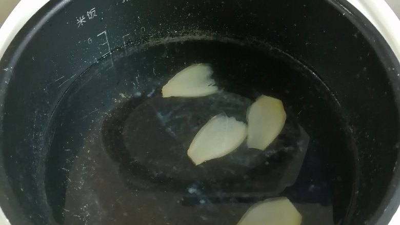 剑花猪骨汤,电饭锅内加入清水 和姜片