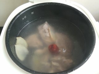 剑花猪骨汤,加入爆炒后的猪骨，加入红枣和蜜枣，煲30分钟