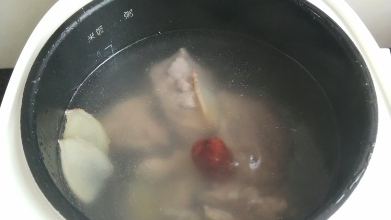 剑花猪骨汤,加入爆炒后的猪骨，加入红枣和蜜枣，煲30分钟