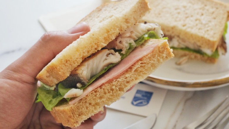 春日的鳕鱼三明治,8、这样一份属于春日的鳕鱼三明治就做好了。想在4月份减脂的你，这份简单好吃，高蛋白低卡的美食不容错过哦。