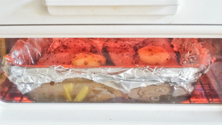 春日的鳕鱼三明治,3、烤箱200℃烤20分钟即可。