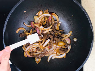 黑椒牛肉意面,一直翻炒至八成熟，根据口味加少许盐，调整一下咸淡度