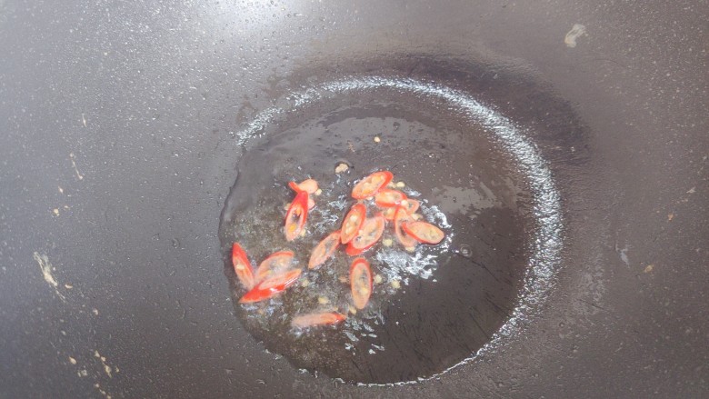 芦笋炒鸡蛋,锅内添少许食用油，下小米椒，煸香