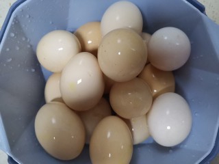 五香茶叶蛋,挑20个大小差不多的鸡蛋，洗干净