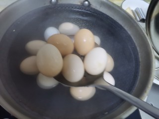 五香茶叶蛋,再把鸡蛋冷水下锅煮8分钟，不宜煮的时间太长了，因为后面还要卤，如果煮时间太长了后面再卤，那么蛋黄就会变黑，发柴