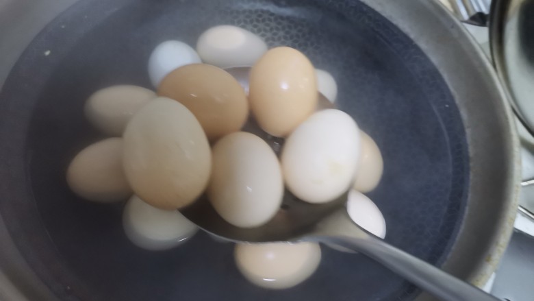 五香茶叶蛋,再把鸡蛋冷<a style='color:red;display:inline-block;' href='/shicai/ 156925'>水</a>下锅煮8分钟，不宜煮的时间太长了，因为后面还要卤，如果煮时间太长了后面再卤，那么蛋黄就会变黑，发柴