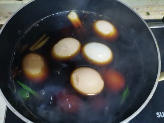 五香茶叶蛋,煮开后，把鸡蛋磕破放入锅里