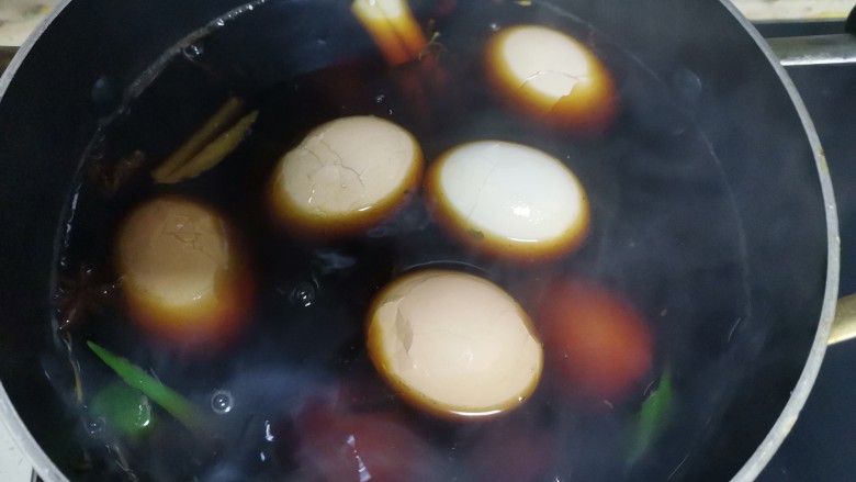 五香茶叶蛋,煮开后，把鸡蛋磕破放入锅里