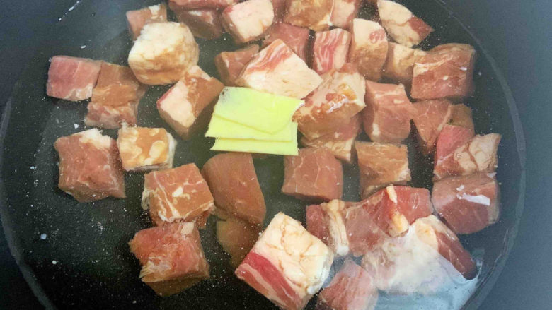西红柿炖牛肉,冷水下锅，放入牛肉、3片姜片