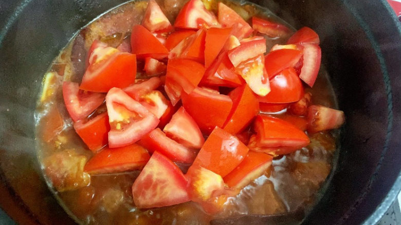 西红柿炖牛肉,加入另一半番茄
