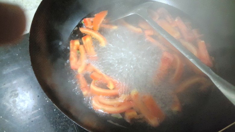 番茄米线,番茄焯一下水。用清水冲洗干净。