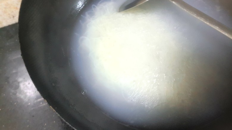 番茄米线,米线用水煮开。再用清水冲洗干净。