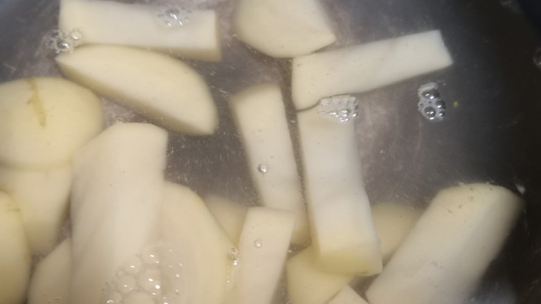 酱炖土豆扁豆,放到水里，洗去淀粉。捞出备用。