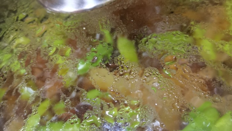 酱炖土豆扁豆,放入适量开水，加盖子炖煮。