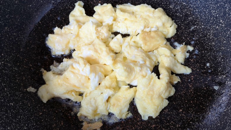 西葫芦炒鸡蛋,待蛋液凝固以后用铲子轻轻推动，炒熟盛出备用。