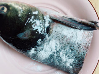 红烧鱼头,在鱼表面摸一些淀粉。