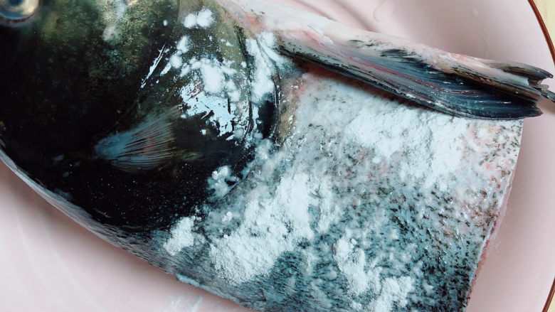 红烧鱼头,在鱼表面摸一些淀粉。
