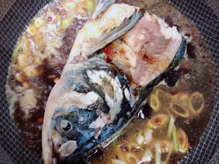 红烧鱼头,加入开水烧开锅。