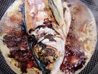 红烧鱼头,翻面继续炖煮10分钟。