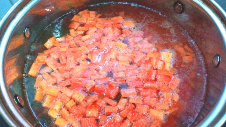什锦虾仁,起锅烧水先下入胡萝卜，青豆焯水两分钟