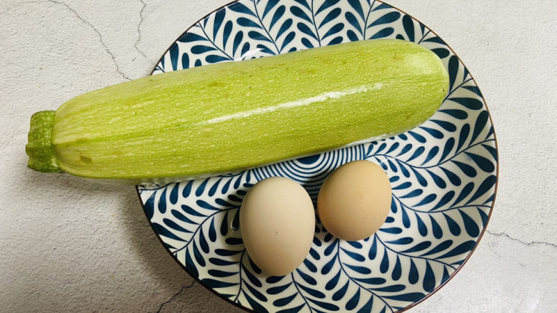 西葫芦炒鸡蛋,准备好食材