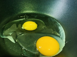 芦笋炒鸡蛋,热锅冷油，打入鸡蛋