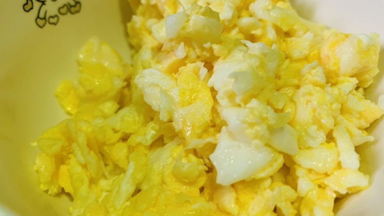 芦笋炒鸡蛋,鸡蛋炒熟，装盘子里待用