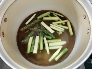 凉拌芦笋,锅烧热水，加入锅中断生，烫熟后