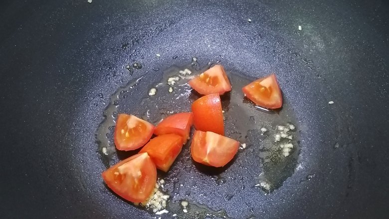 番茄米线,加入番茄翻炒片刻