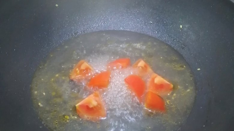 番茄米线,加入适量清水，煮3分钟左右