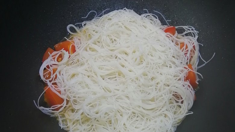 番茄米线,加入米线同煮