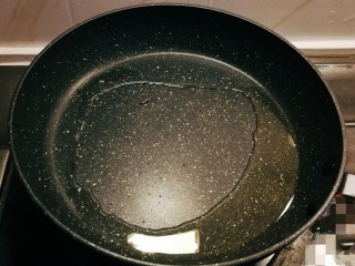 西葫芦炒鸡蛋,起油锅放入食用油，加热。