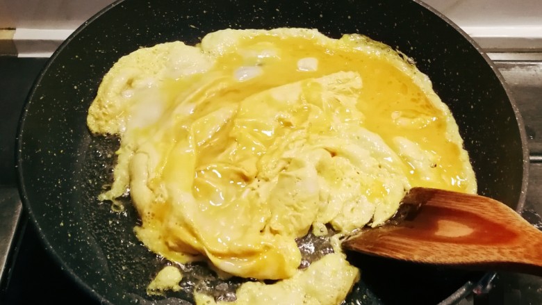 西葫芦炒鸡蛋,放入蛋液，翻炒成大块。
