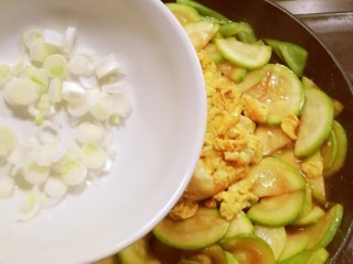 西葫芦炒鸡蛋,放入葱片去腥增香。