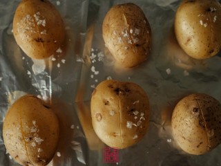 绵绵又糯糯，海盐黄油烤土豆,6、到时间后，拿出来在土豆中间切一条缝，至土豆三分之二深即可。
