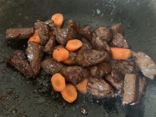 黑椒牛肉粒炒饭,放胡萝卜