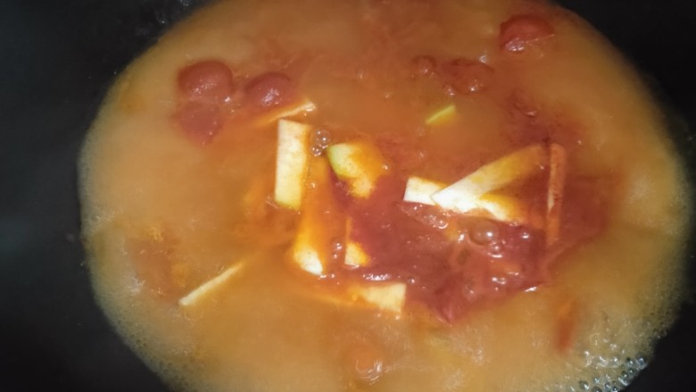 番茄米线,再倒入少许西葫芦煮至西葫芦熟透