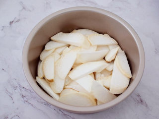 锡纸金针菇,取一个可以进烤箱烤的容器，先放入杏鲍菇