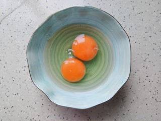 西葫芦炒鸡蛋,鸡蛋磕入碗内