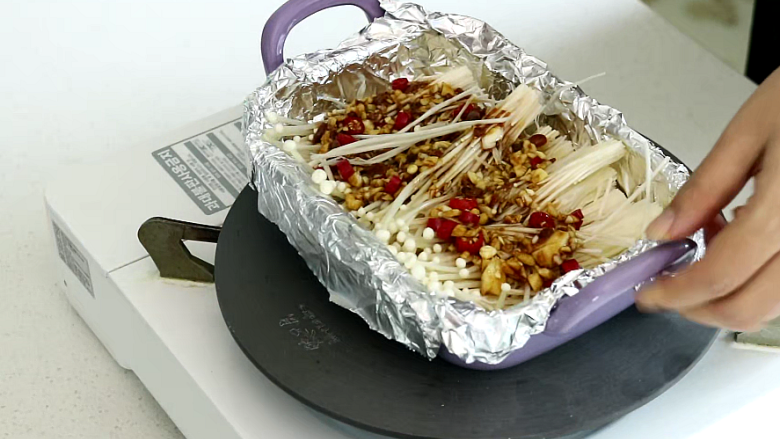 锡纸金针菇,没有烤箱的做法：

铸铁烤盘里垫好锡纸，放入金针菇和酱料