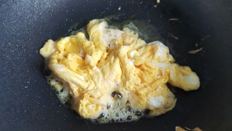 芦笋炒鸡蛋,起锅烧油，下入鸡蛋液炒熟盛出备用