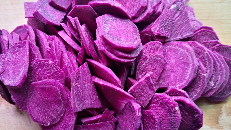 紫薯酥,紫薯去皮洗净切薄片