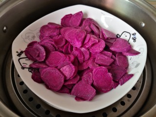 紫薯酥,水开放在蒸锅里