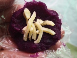 紫薯酥,取1小块紫薯搓成球再按扁上面放上芝士碎，慢慢收口再搓圆