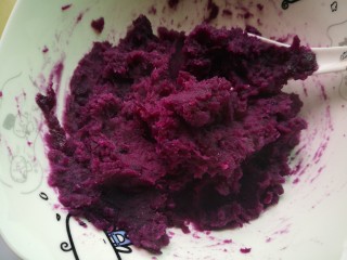 紫薯酥,压成紫薯泥备用