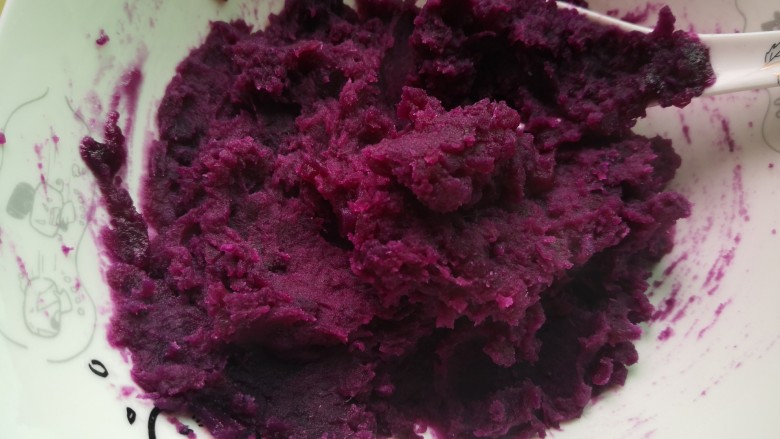 紫薯酥,压成紫薯泥备用