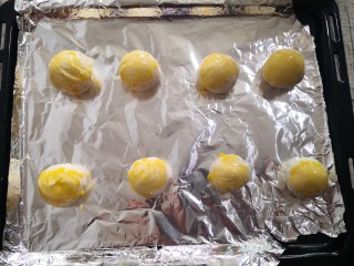 紫薯酥,刷上蛋黄液